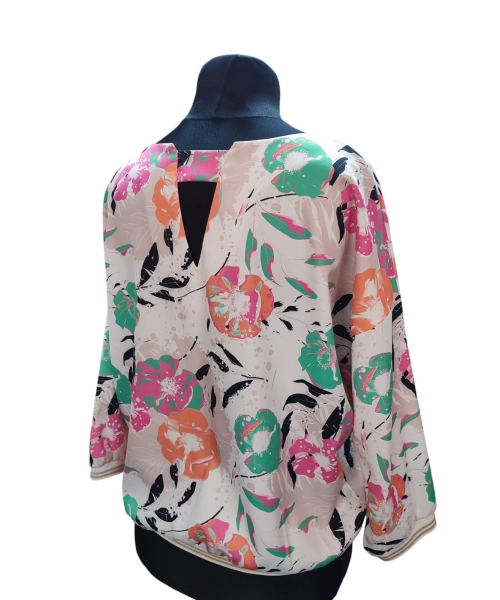 Elegancka bluzka z kwiatowym wzorem i dekoltem na plecach